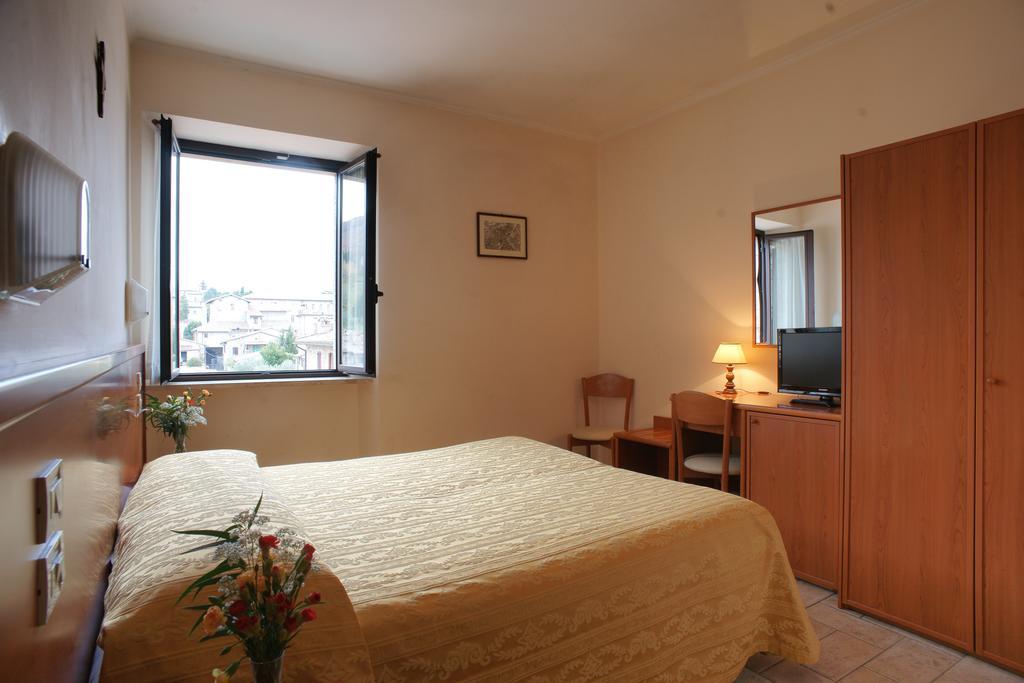 Hotel La Rocca Assisi Kamer foto